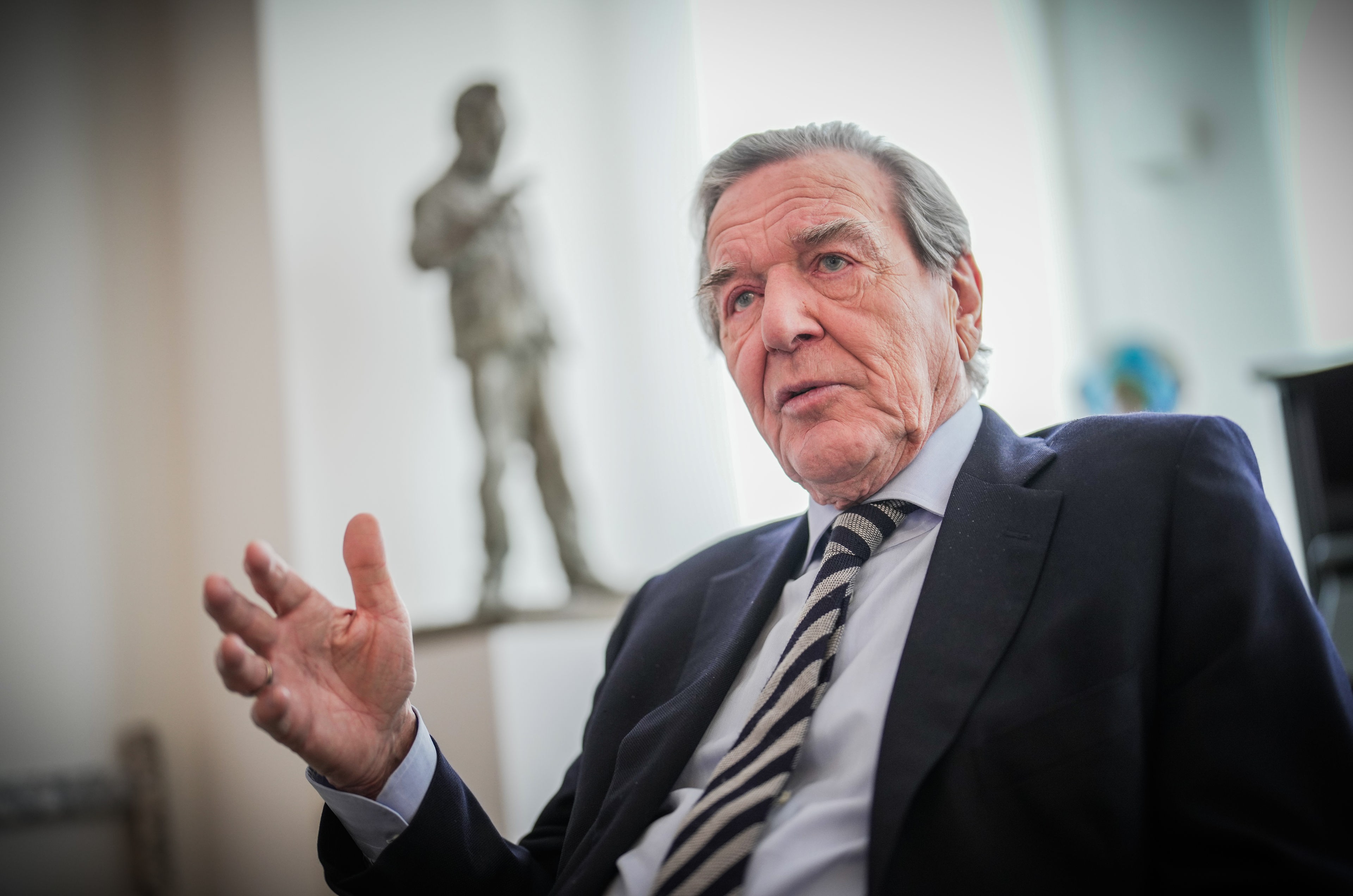 Gerhard Schröder (SPD), Bundeskanzler von 1998 bis 2005, aufgenommen in seiner Kanzlei. Er gestikuliert mit einer Hand. © picture alliance/dpa Foto: Michael Kappeler