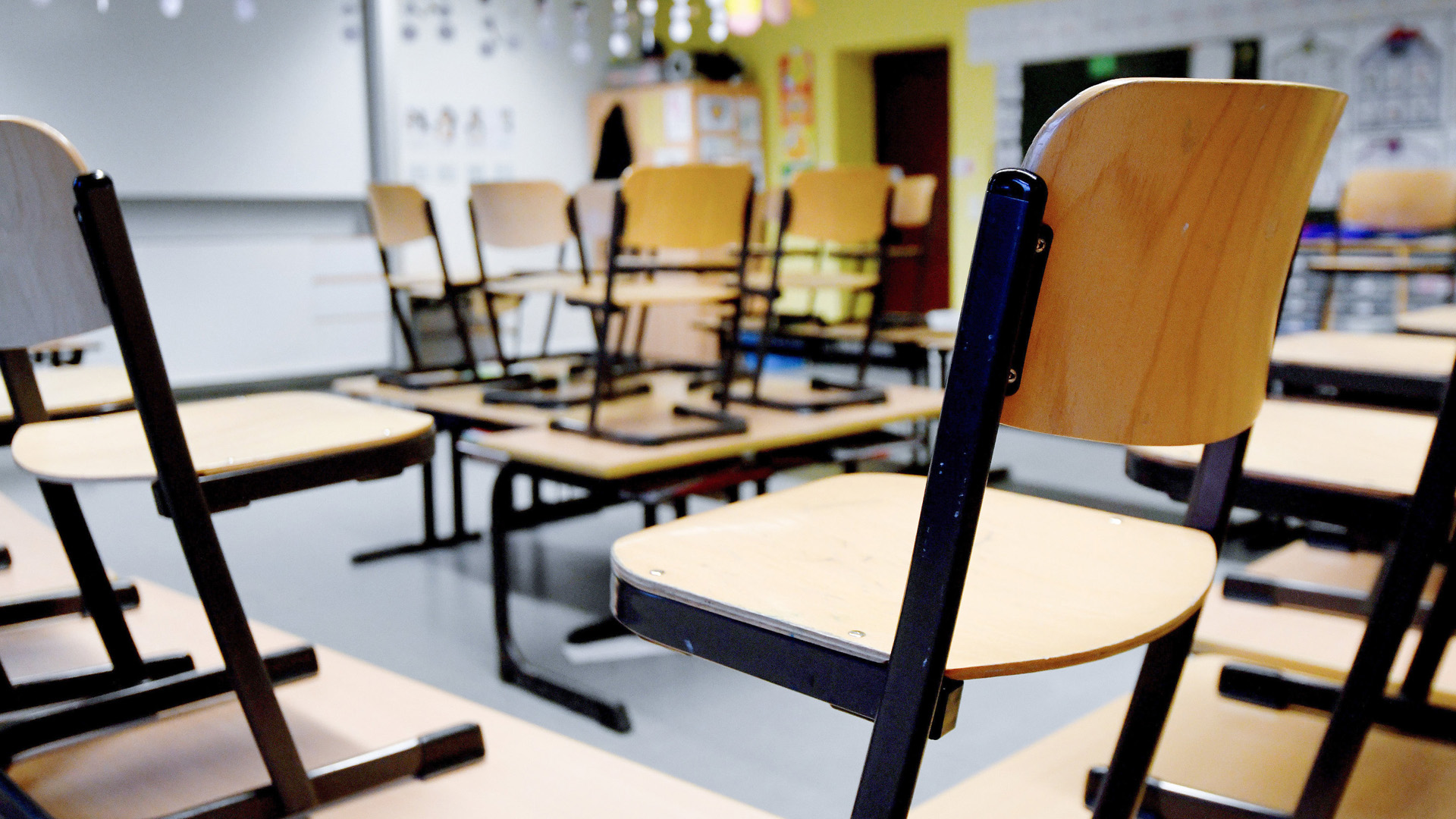 Stühle stehen in einem Klassenzimmer auf den Tischen. (Themenbild: Schulausfall) © picture alliance/dpa | Caroline Seidel Foto: picture alliance/dpa | Caroline Seidel