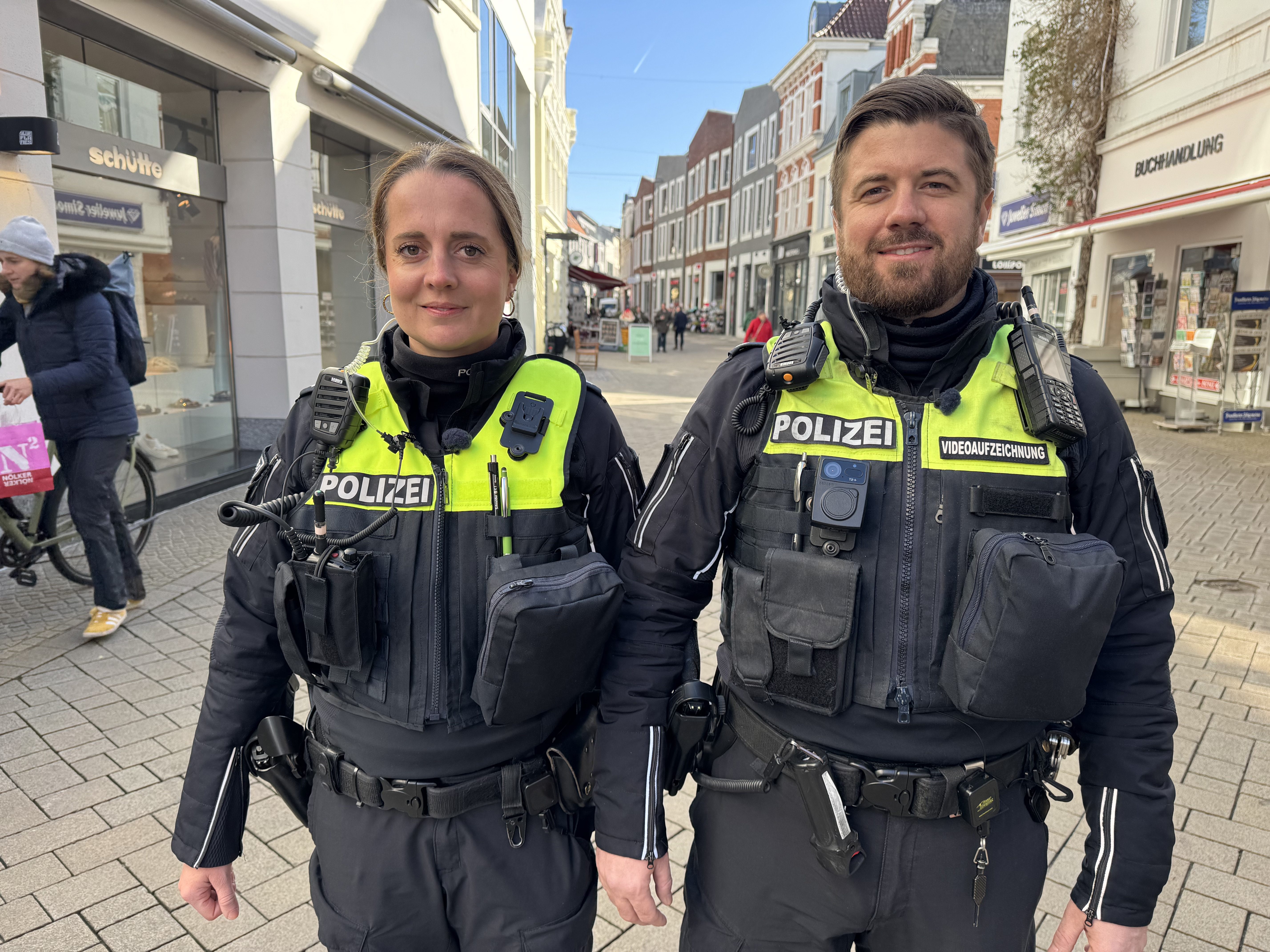 Eine Oberkommissarin und ein Kommissar sind in Polizeiuniform in der Oldenburger Innenstadt unterwegs. Eine Oberkommissarin und ein Kommissar sind in Polizeiuniform in der Oldenburger Innenstadt unterwegs. © NDR Foto: Ursula Hensel