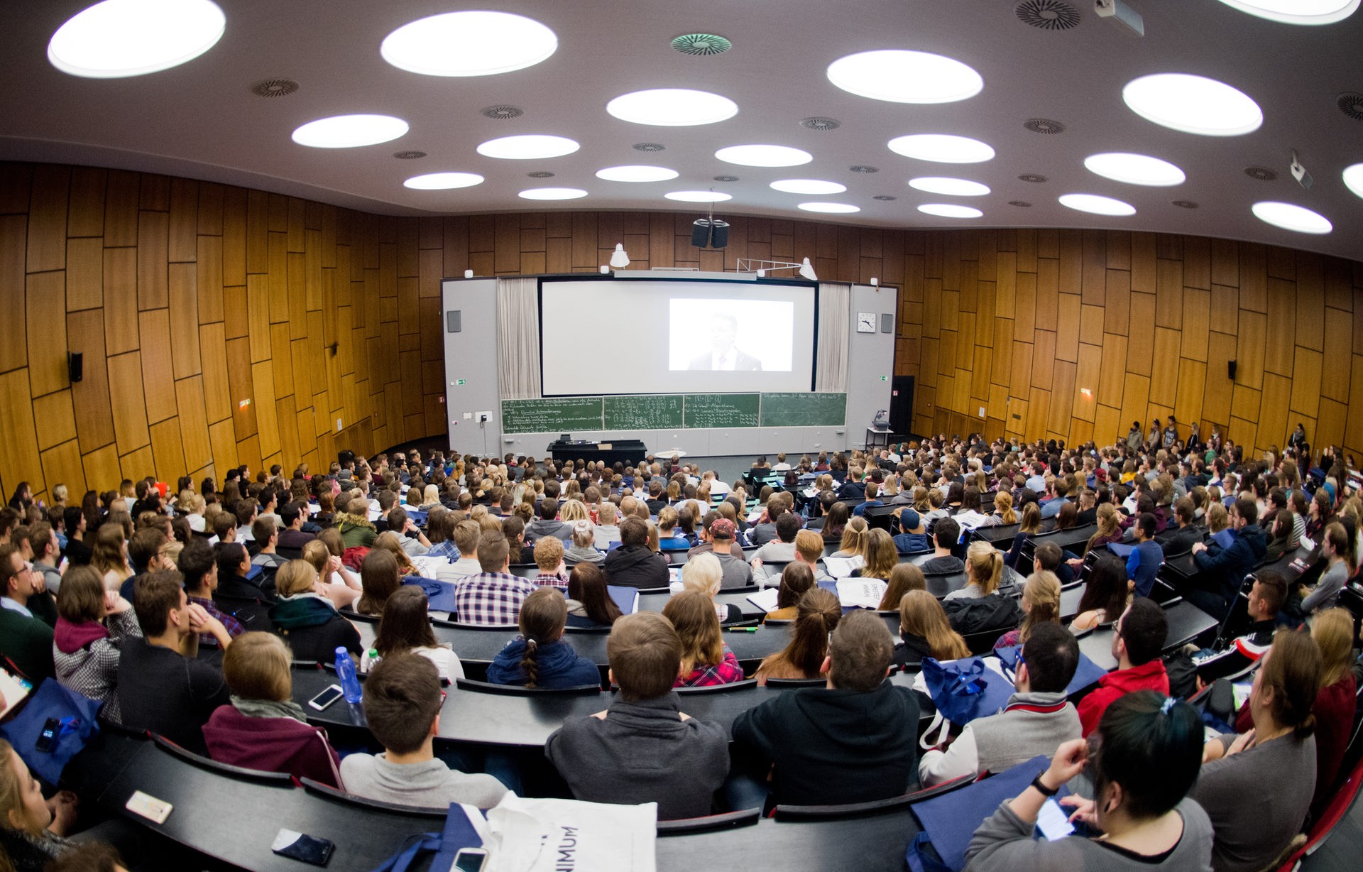 Studierende sitzen im Hörsaal Audimax an der Leibniz Universität Hannover © picture alliance/dpa Foto: Julian Stratenschulte