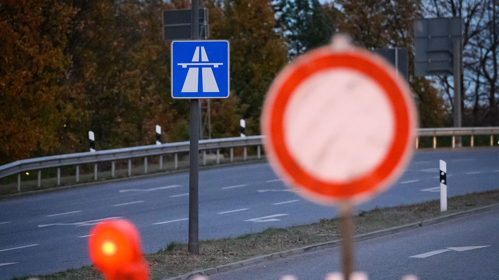 Auf der A7 gibt es eine Vollsperrung. © picture alliance/dpa Foto: Jonas Walzberg