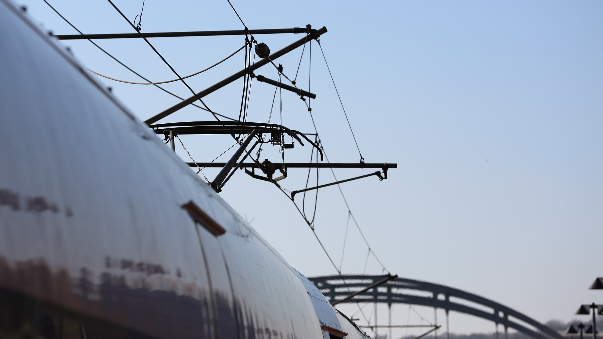 Die Oberleitung über einem ICE nahe des Kieler Hauptbahnhofs © NDR Foto: Pavel Stoyan