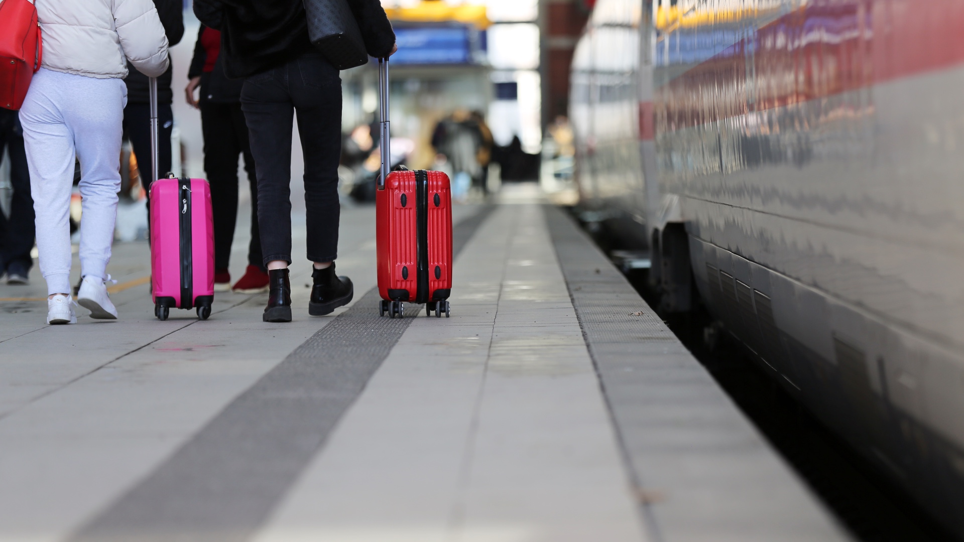 Zwei Frauen mit Koffer von hinten, die am Bahngleis neben einem stehenden ICE entlang gehen © NDR Foto: Pavel Stoyan