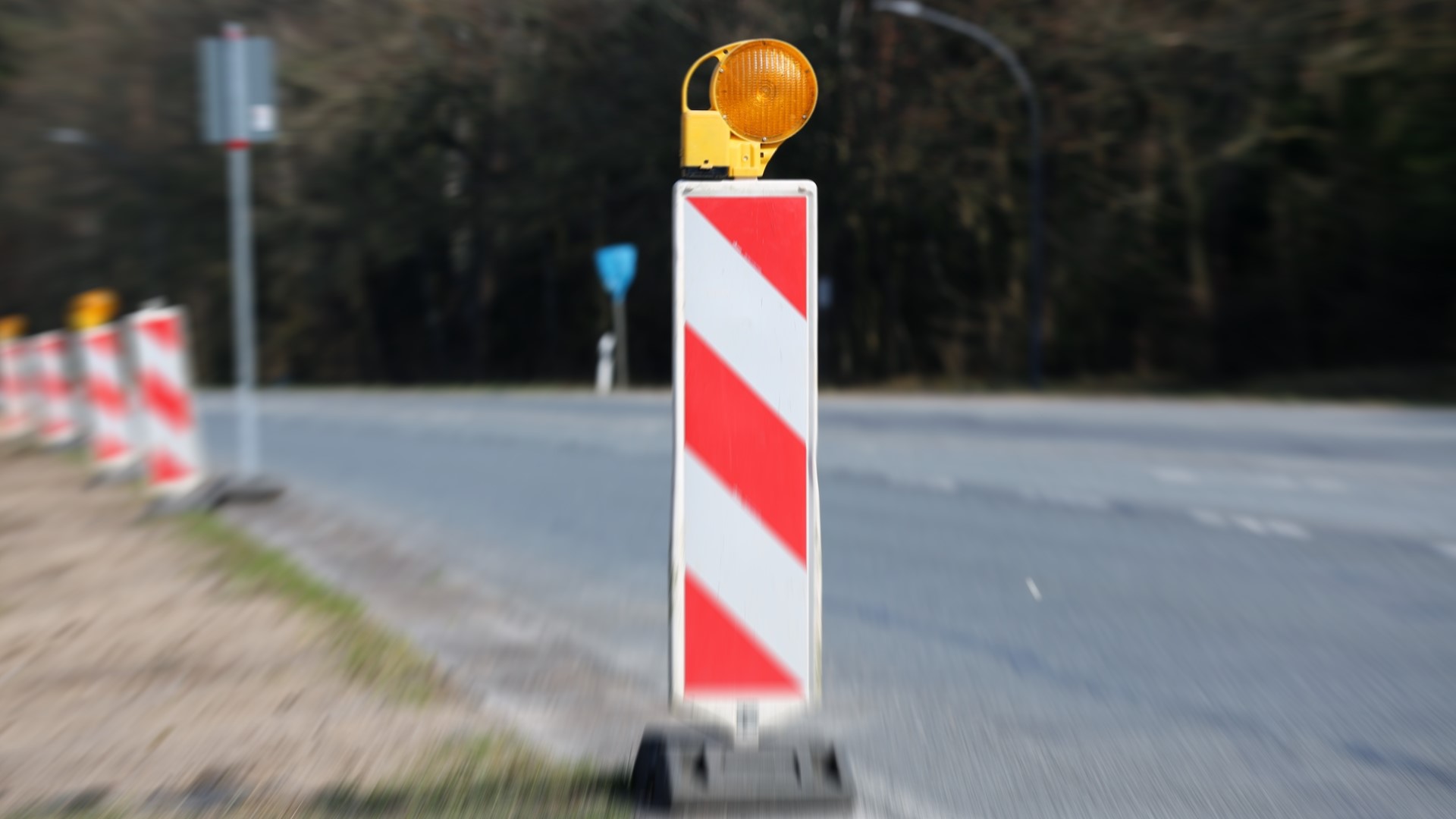 Ein Baustellenbaken steht am Straßenrand. © NDR Foto: Pavel Stoyan