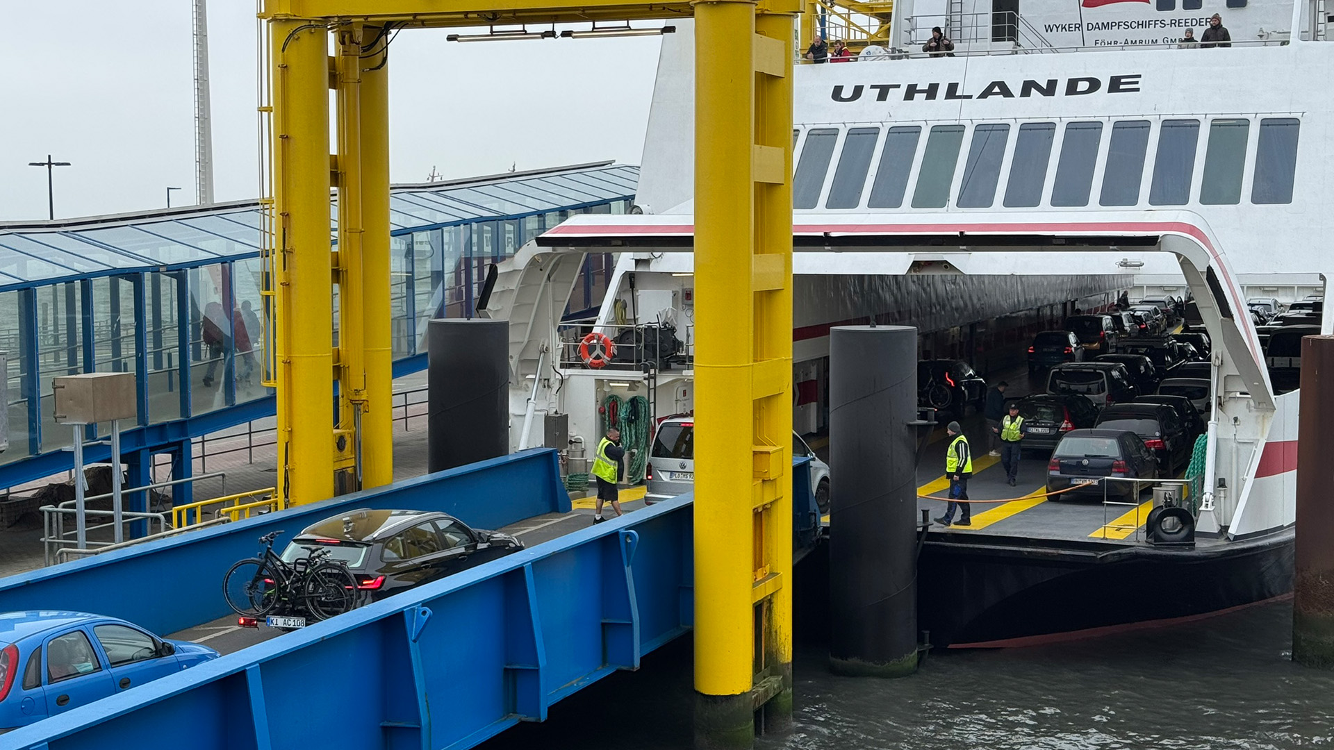 Pkw fahren auf eine Fähre Pkw fahren auf eine Fähre © NDR Foto: Jochen Dominicus