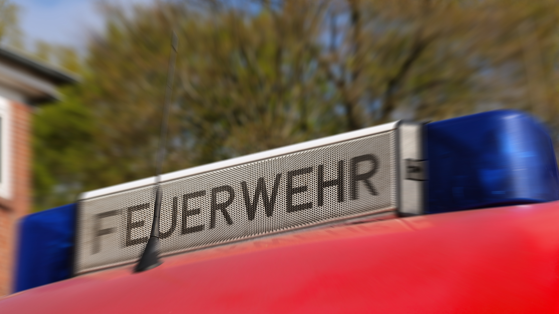 Schriftzug "Feuerwehr" steht auf einem Blaulicht eines Feuerwehrautos. © NDR Foto: Pavel Stoyan