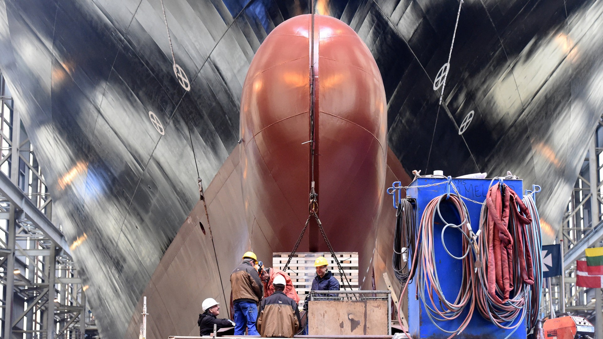 Werftarbeiter stehen vor dem Stapellauf der Fähre "Gardenia Seaways" auf der Werft der Flensburger Schiffbaugesellschaft. © picture alliance/dpa | Carsten Rehder Foto: Carsten Rehder