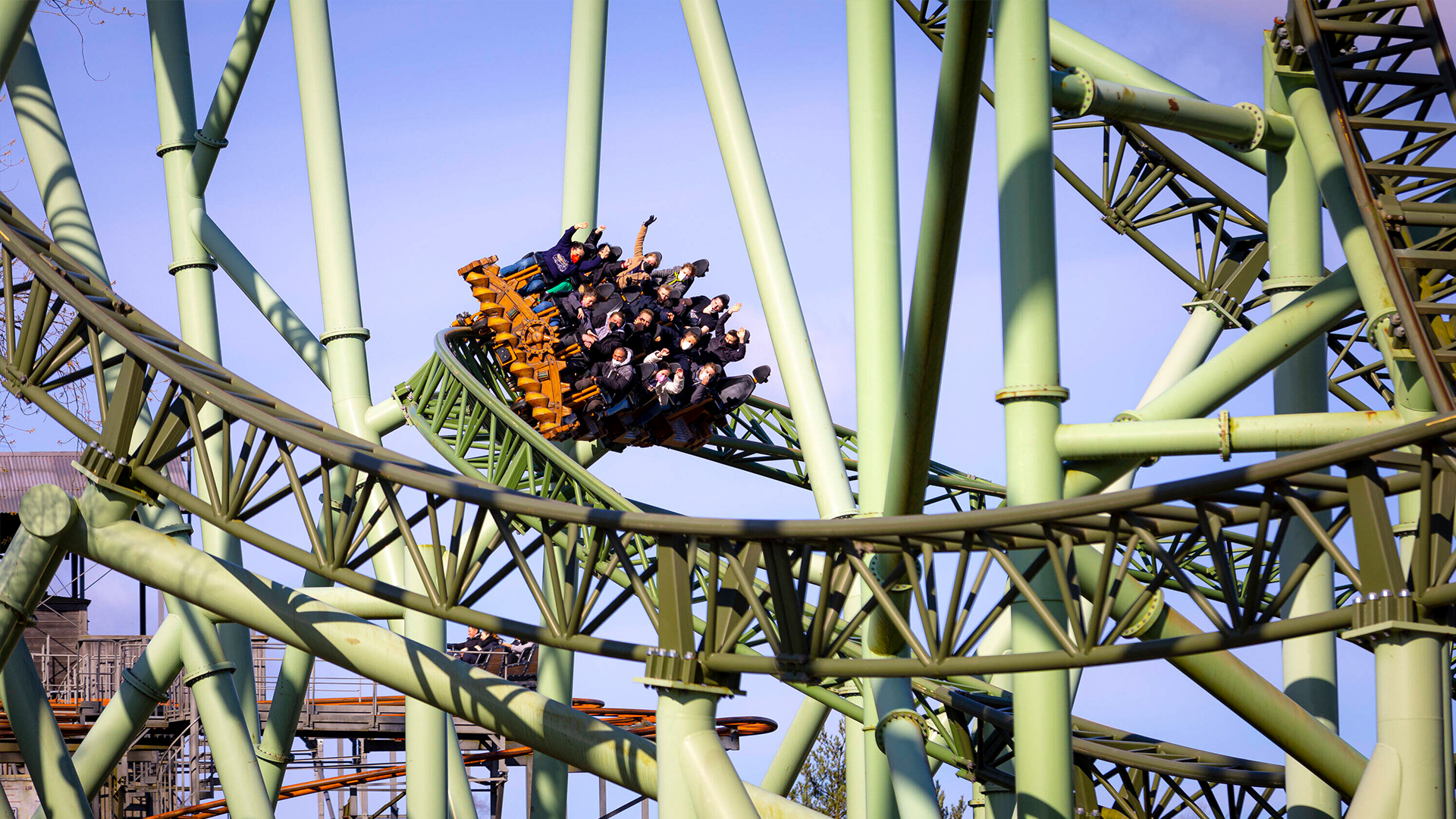 Menschen auf einer Achterbahn im Hansapark © xAgentur54Gradx/xFelixxKoenigx Foto: xAgentur54Gradx/xFelixxKoenigx
