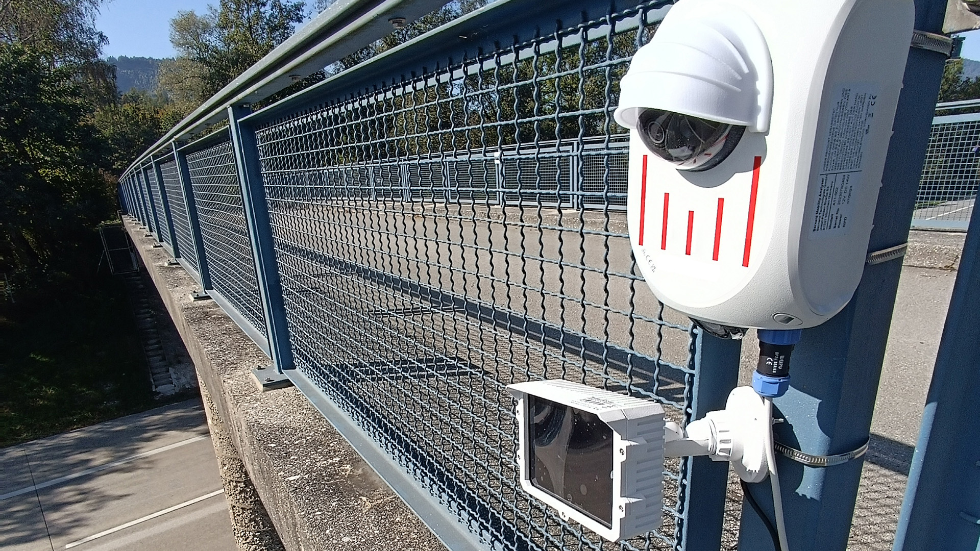 Eine neu installierte Kamera hängt außen an einem Zaun. © Bernard Technologies GmbH 
