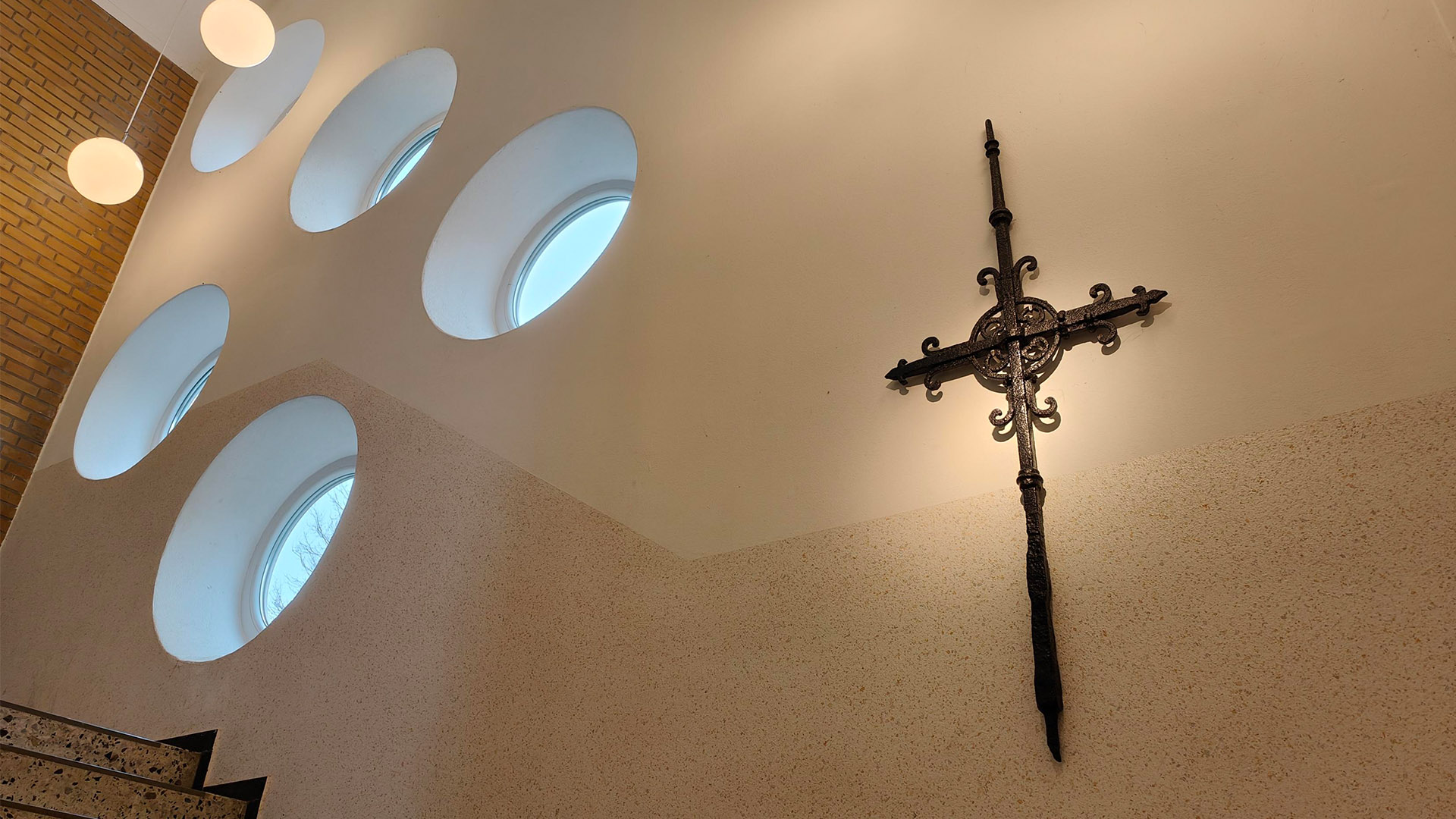Ein Kreuz hängt in einer Kirche. © NDR Foto: Thomas Viet Dang