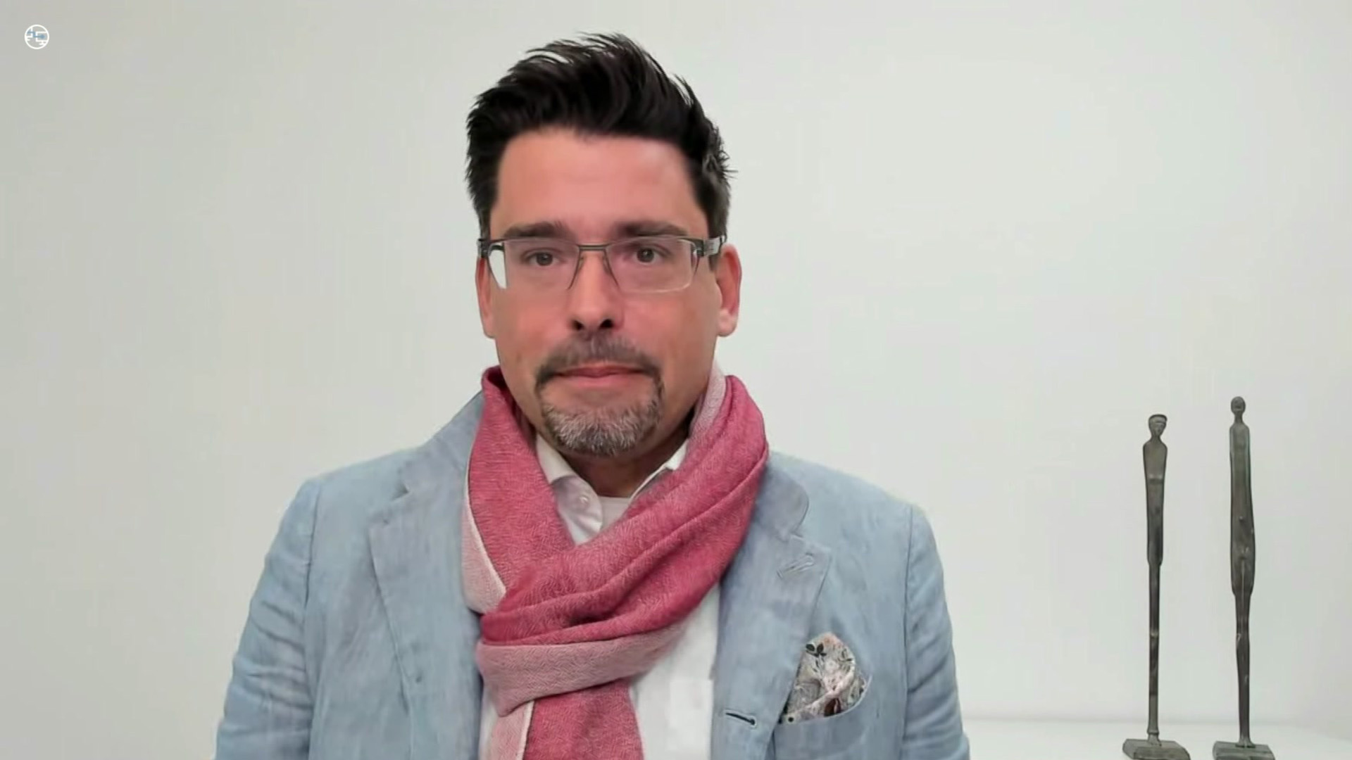 Ein Mann blickt in die Kamera seines Laptops für ein Videointerview © NDR Foto: NDR Screenshot