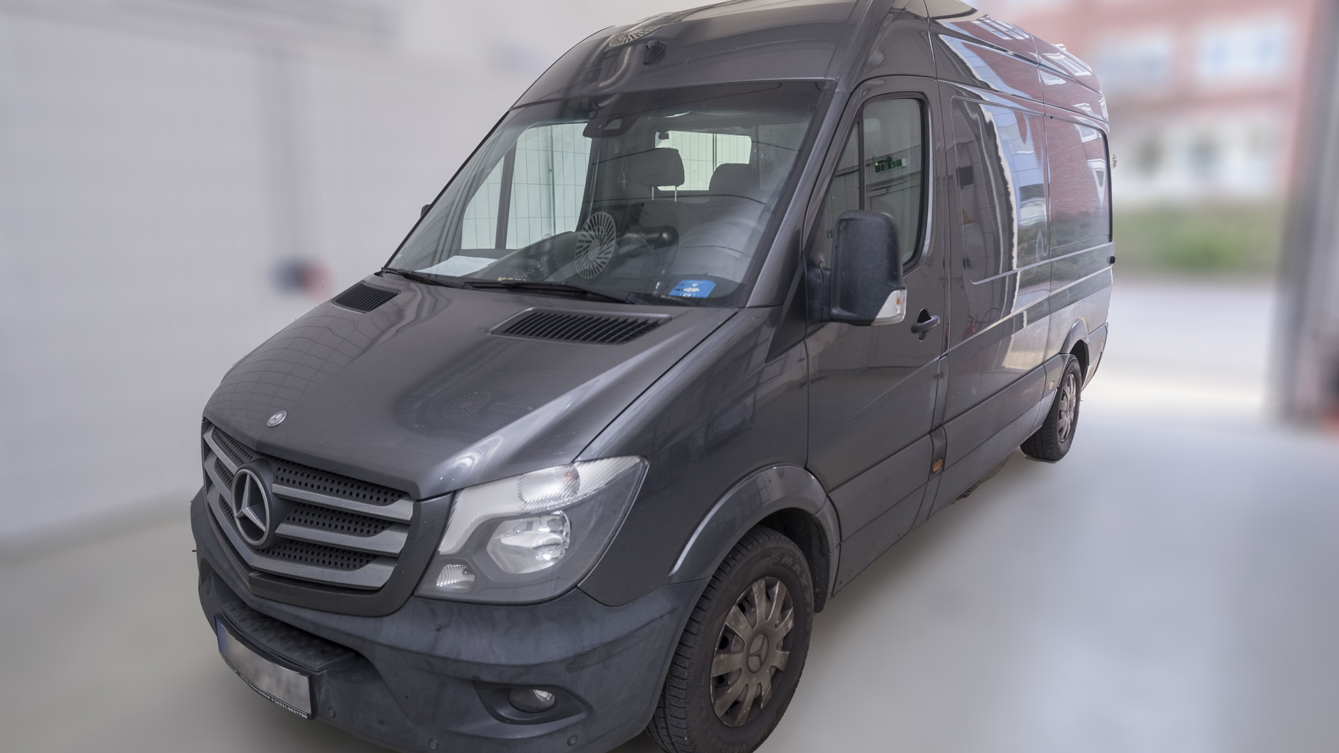 Ein dunkelgrauer Kleintransporter in einer Garage © Polizeidirektion Kiel Foto: Polizeidirektion Kiel