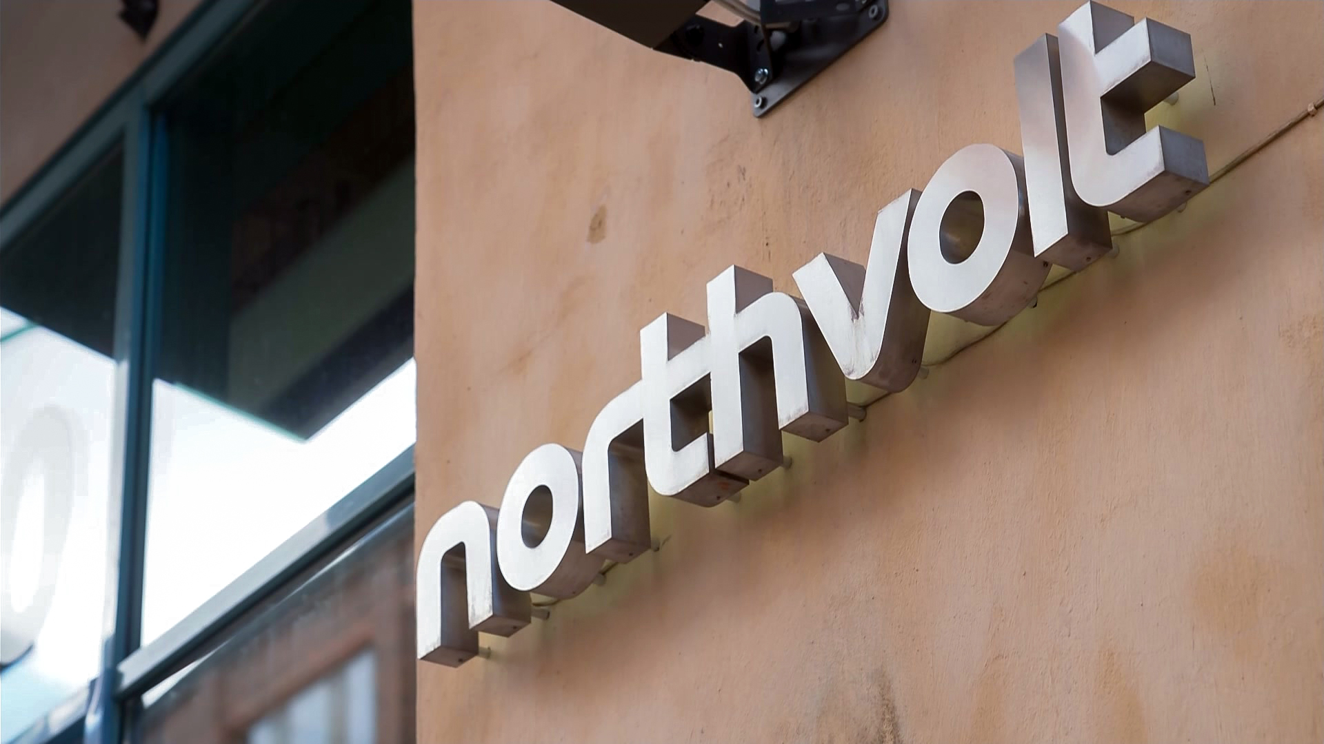 Ein Schild mit den Buchstaben NORTHVOLT hängt an einer Aussenwand der Northvolt-Zentrale in Stockholm. © NDR 