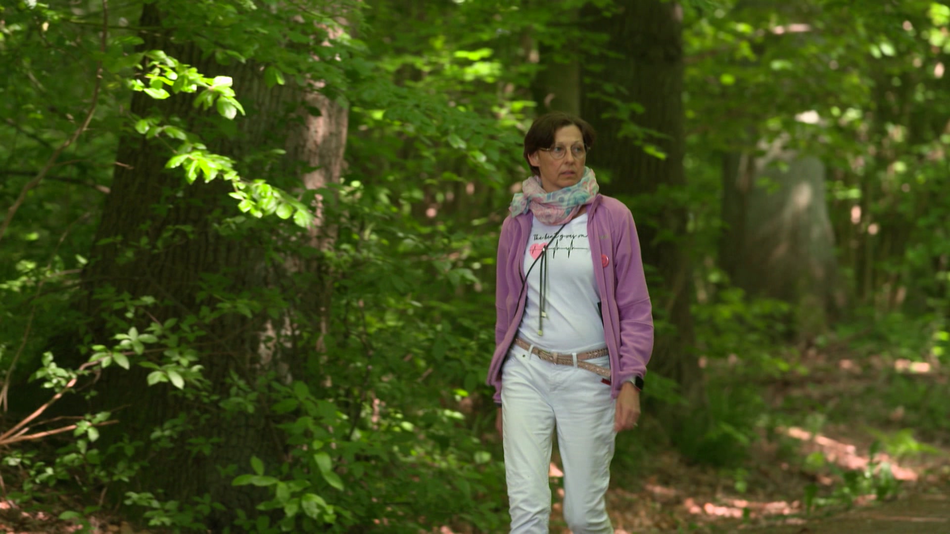 Nicole Volkmann geht durch einen Wald. © NDR Foto: NDR Screenshot