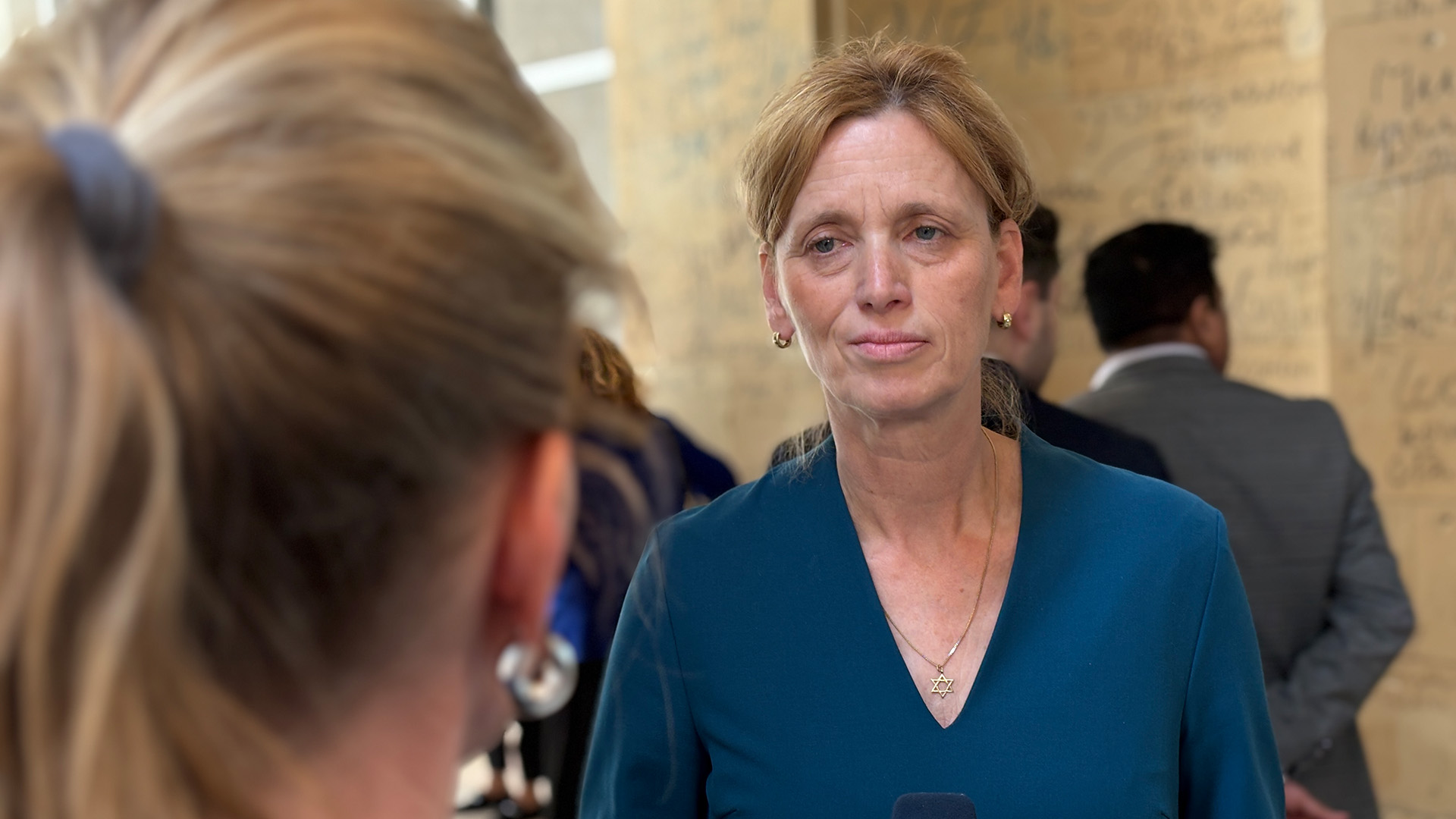 Karin Prien bei einem Interview im Bundestag nach dem gescheiterten ersten Wahlgang für Kanzlerkandidat Friedrich Merz © NDR Foto: Vinetta Richter