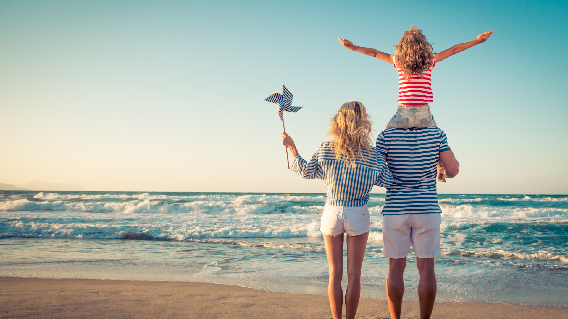 Eine Familie am Strand © fotolia.com Foto: Sunny studio