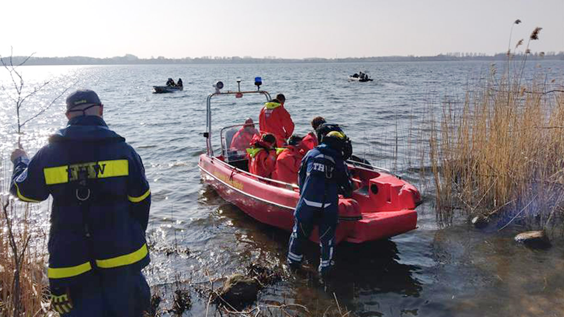 Einsatzkräfte vom THW suchen nach einer vermissten Frau. © NDR Foto: Ole Wrobel