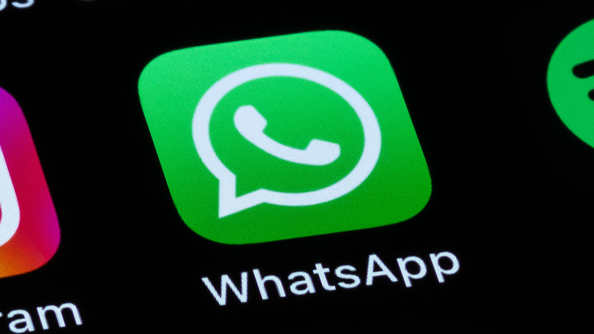 Die Applikation App WhatsApp ist auf dem Display eines Smartphones zu sehen. © picture alliance/dpa Foto: Silas Stein