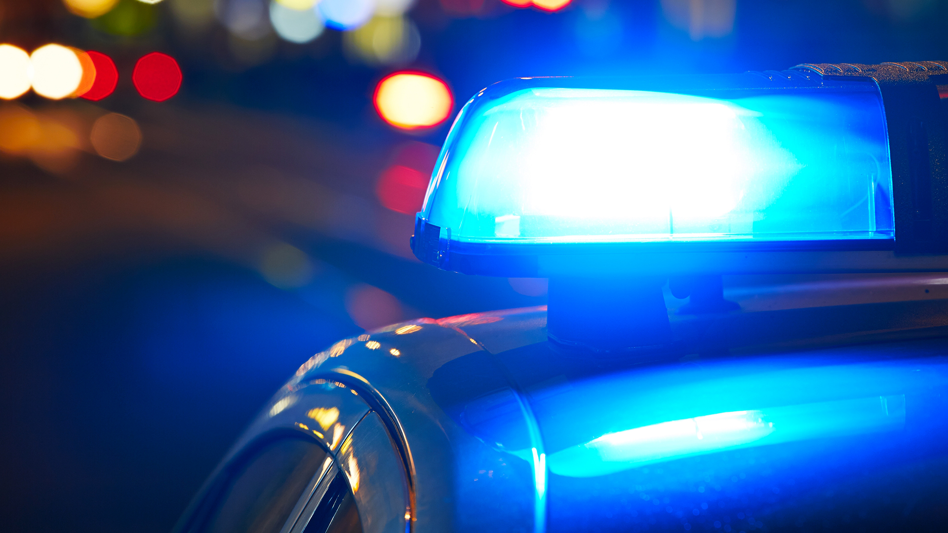 Blaues Warnlicht eines Polizeiautos Blaues Warnlicht eines Polizeiautos © panthermedia Foto: Chalabala