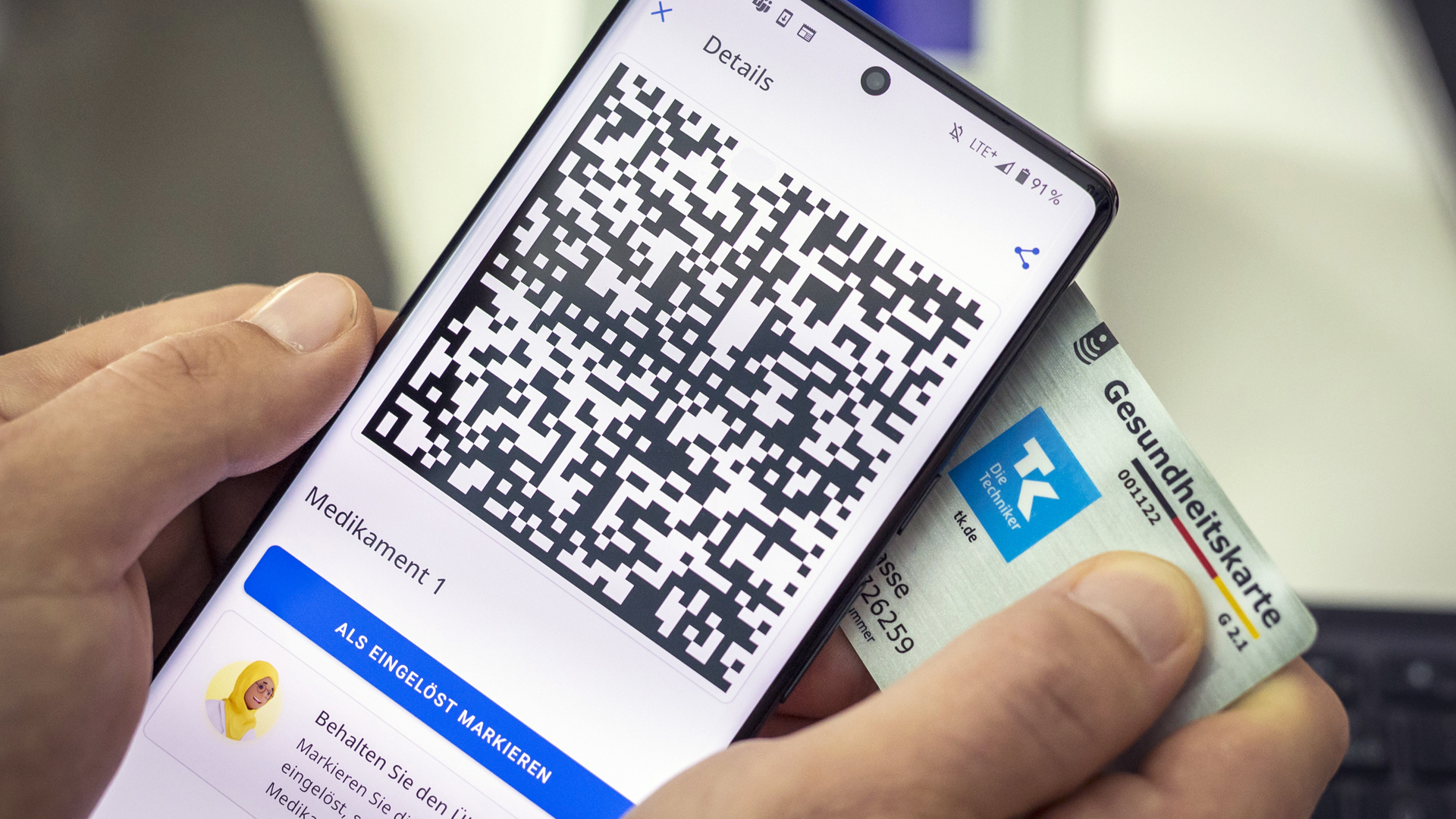 Jemand zeigt sein Smartphone mit einem elektronischen Rezept und eine Krankenkassenkarte. © picture alliance / photothek Foto: thomas Köhler