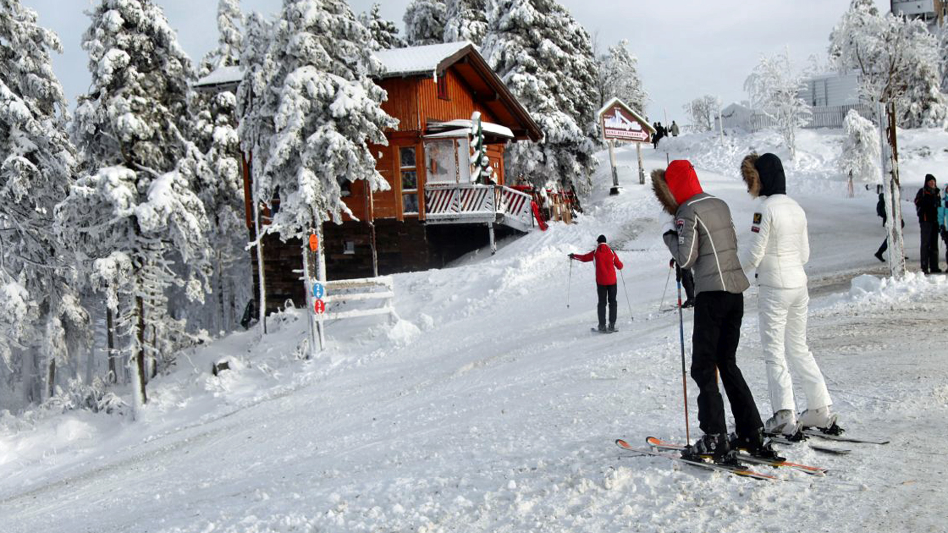 Zwei Skifahrerinnen an einer Piste am Wurmberg im Harz © Braunlage Tourismus GmbH 