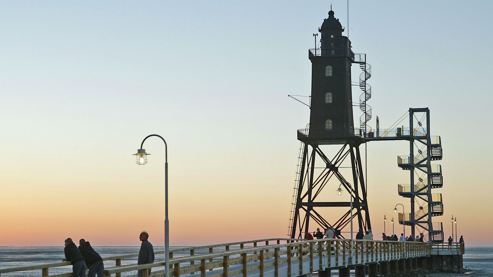 Der Leuchtturm Oberfeuer Eversand mit Seebrücke in Dorum im Kreis Cuxhaven © picture-alliance/dpa Foto: Ingo Wagner