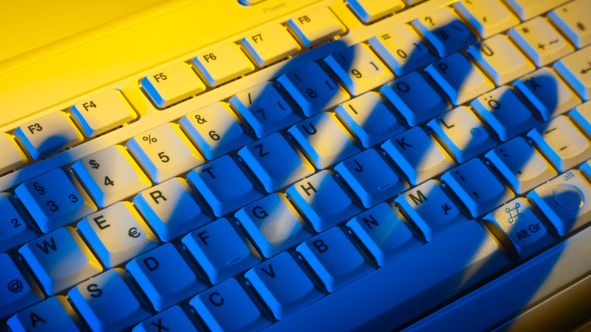 Computer-Tastatur mit Schatten einer Hand © Colourbox Foto: -