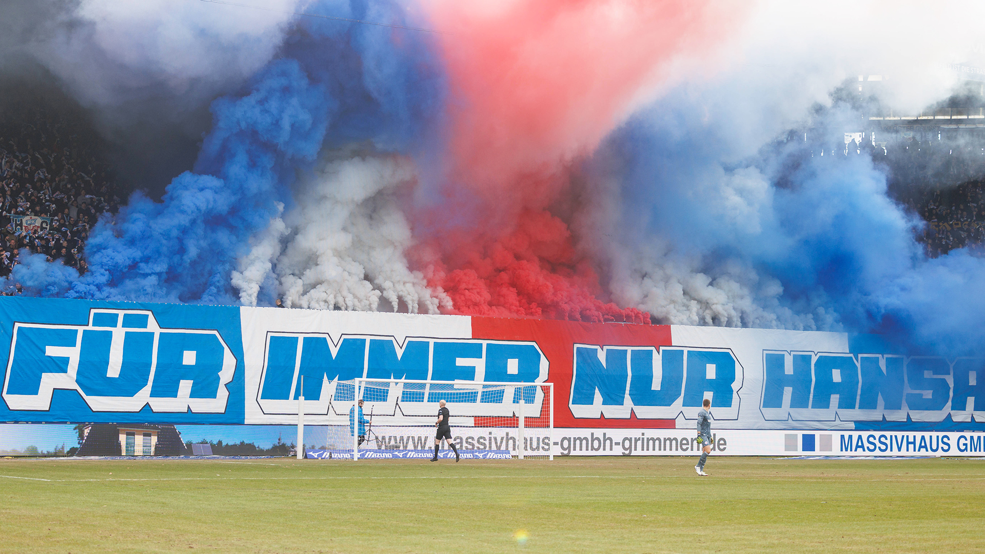 Rostock-Fans brennen Pyrotechnik ab. © IMAGO / Andy Bünning 