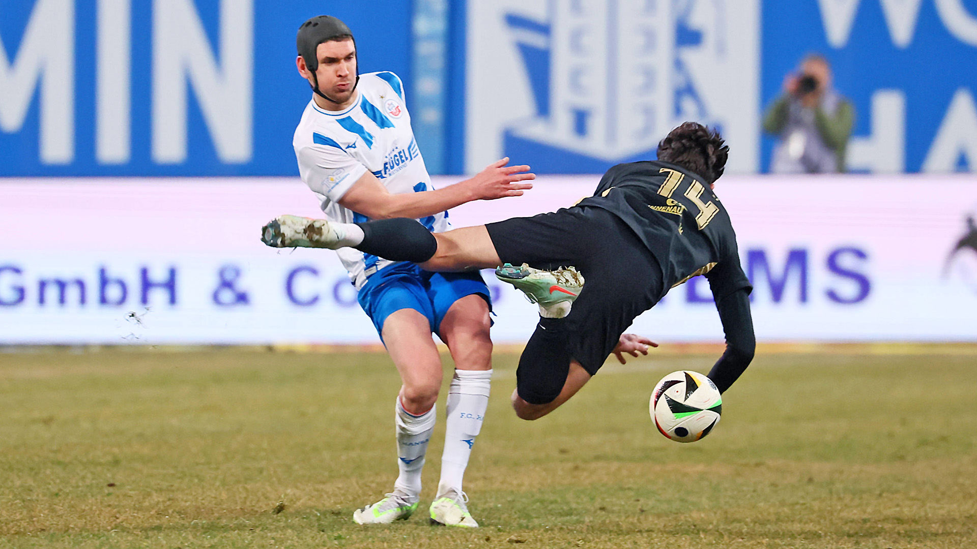 Damian Roßbach (l.) vom FC Hansa Rostock im Duell mit Boris Tashchy vom FC Erzgebirge Aue © IMAGO / Picture Point 