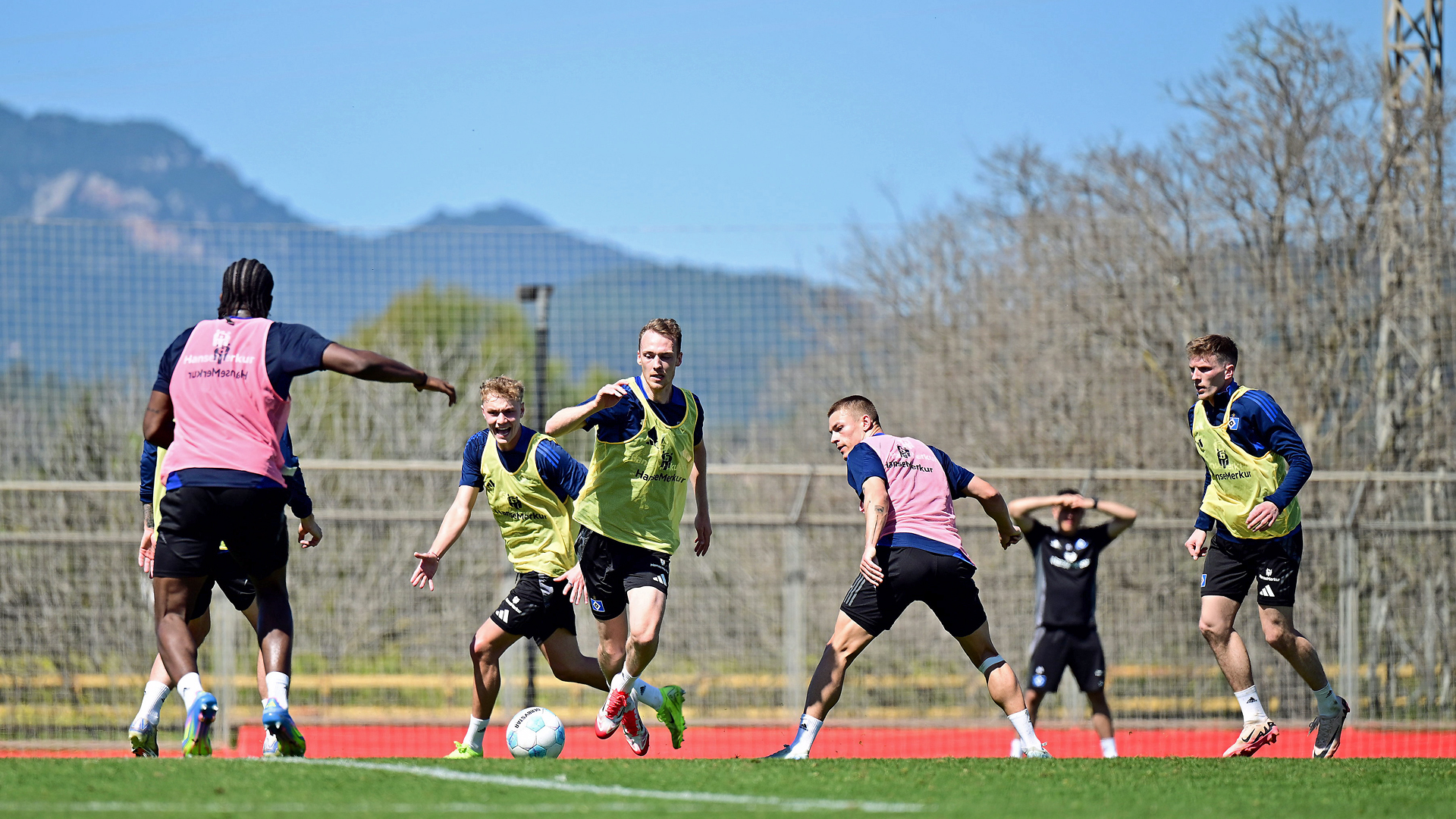 HSV-Spieler kicken beim Training auf Mallorca. © Witters 