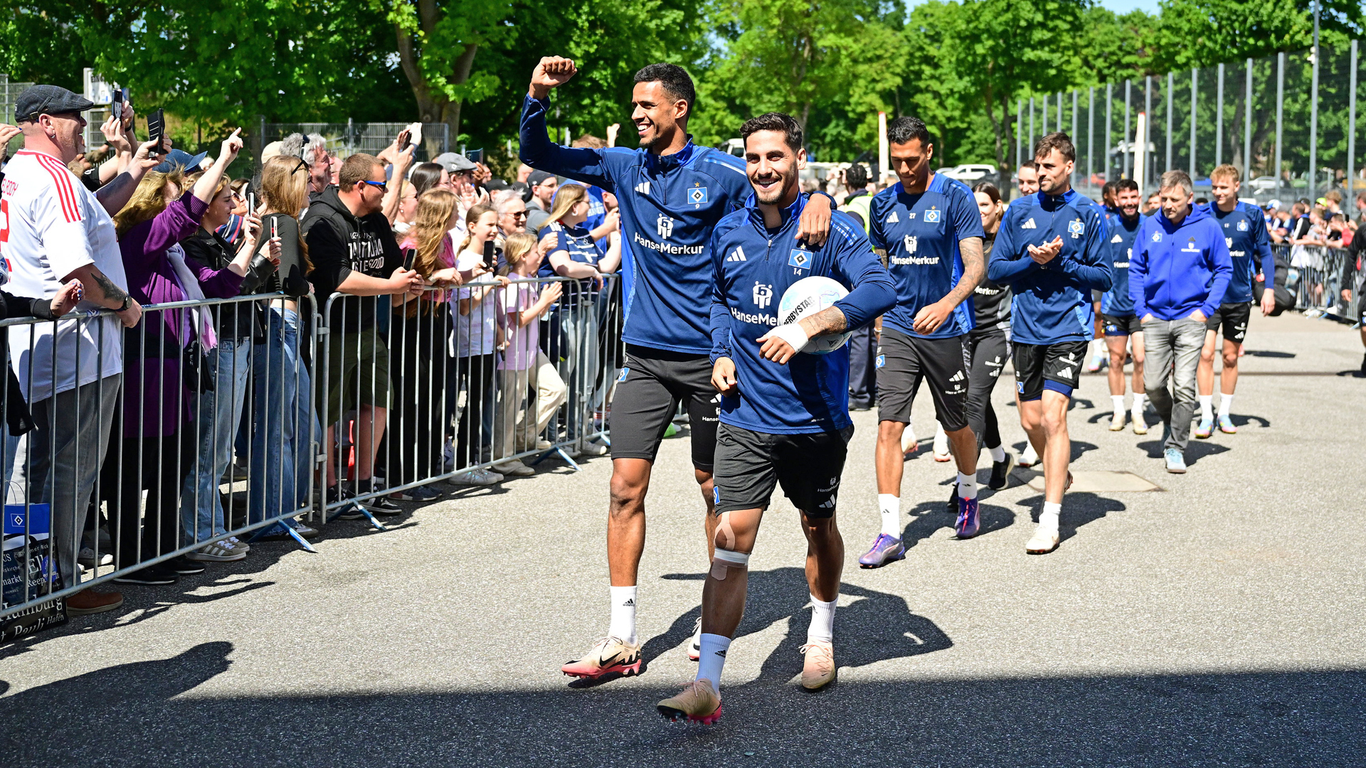 Die HSV-Profis Robert Glatzel (l.) und Ludovit Reis werden von den Fans begrüßt. © Witters 