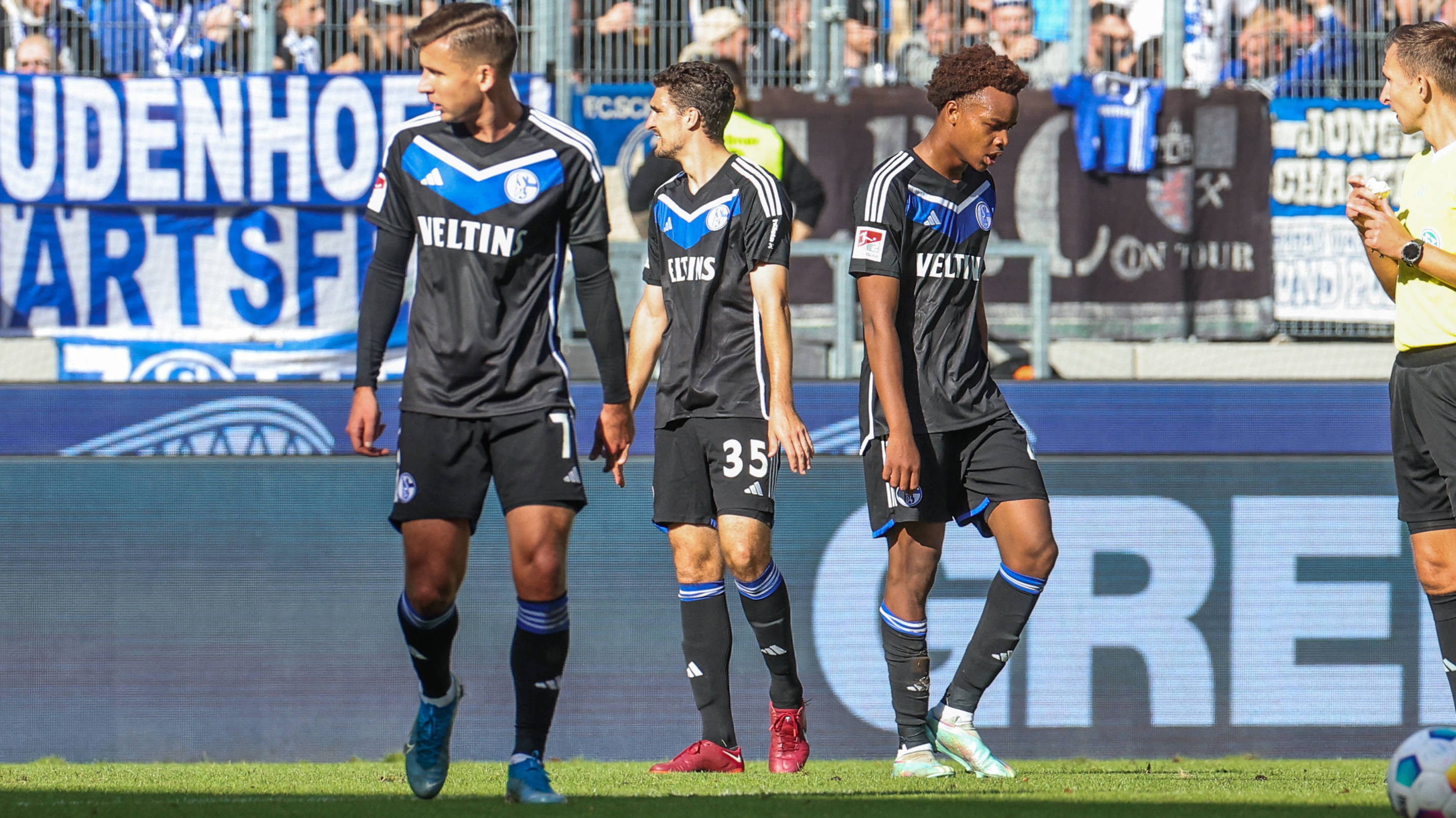 Schalkes Kenan Karaman, Marcin Kaminski und Ron Schallenberg gucken enttäuscht