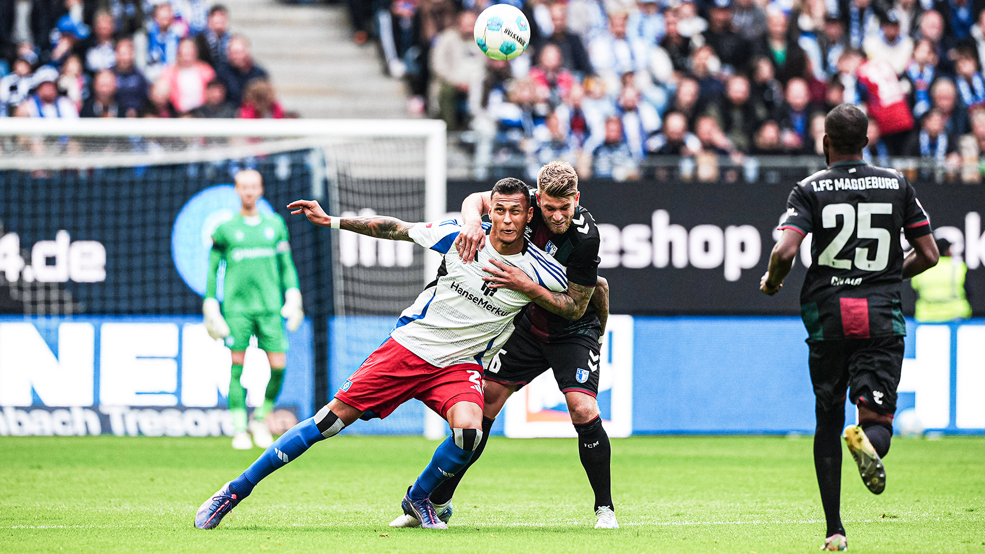 HSV-Stürmer Davie Selke (l.) und Magdeburgs Marcus Mathisen kämpfen um den Ball. © IMAGO / Jan Huebner 