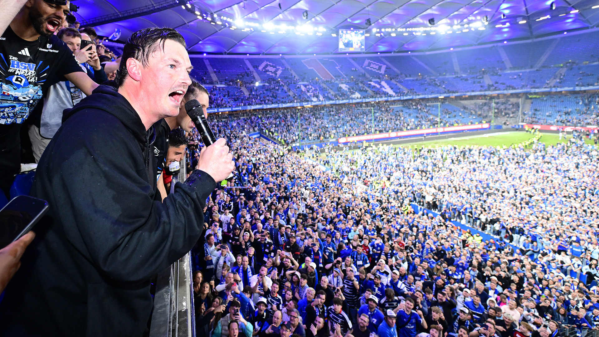 HSV-Trainer Merlin Polzin spricht nach dem Aufstieg zu den Fans. © Witters/TimGroothuis 
