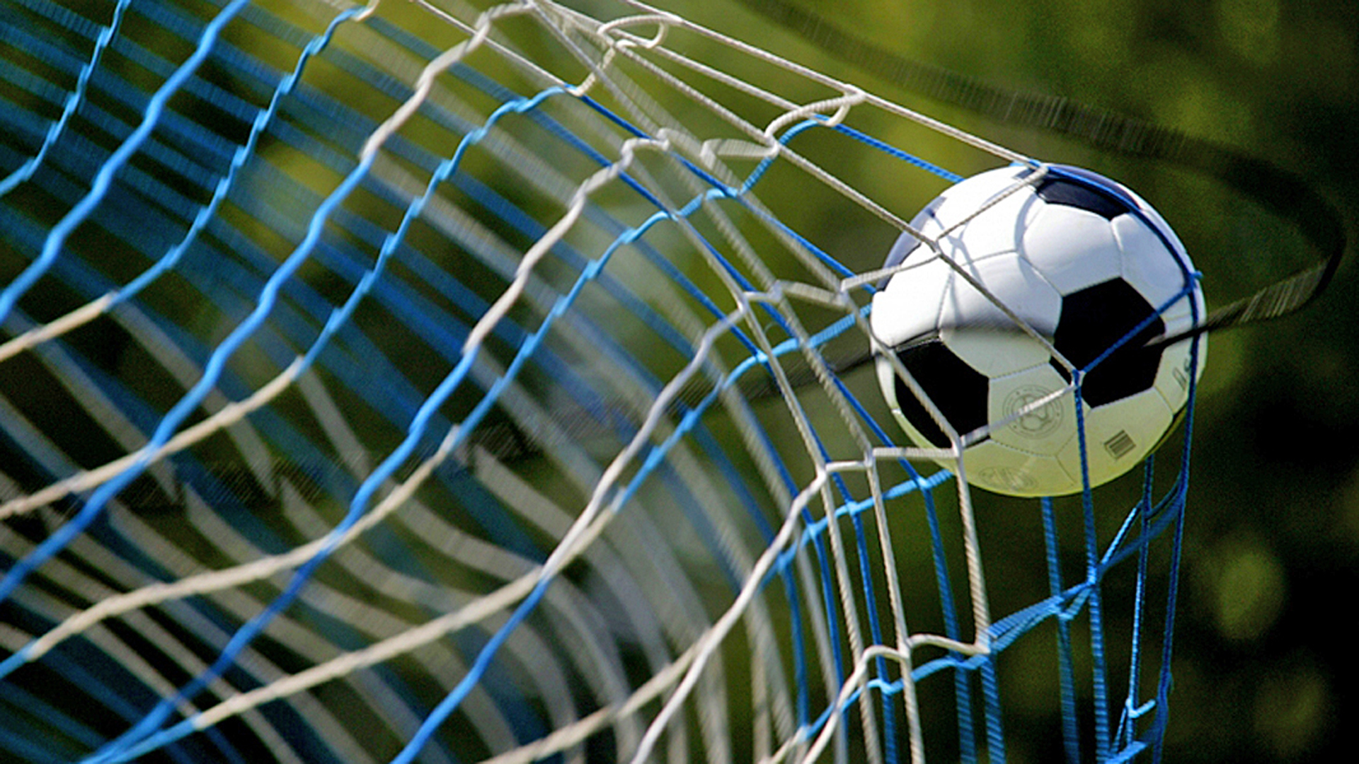 Sportlerbeine im Begriff, den Fußball zu spielen © panthermedia Foto: Tobias Eble