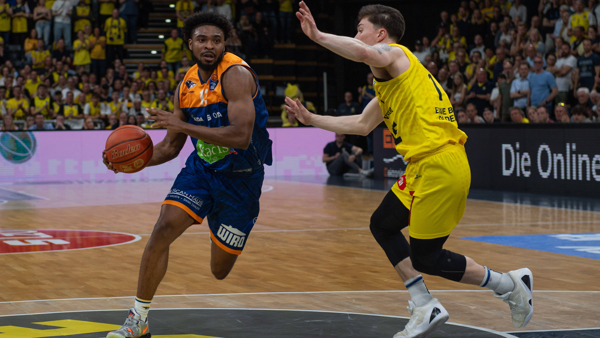 Bryce Hamilton (l.) von den Rostock Seawolves gegen Justin Jaworski (Baskets Oldenburg) © imago images / nordphoto 