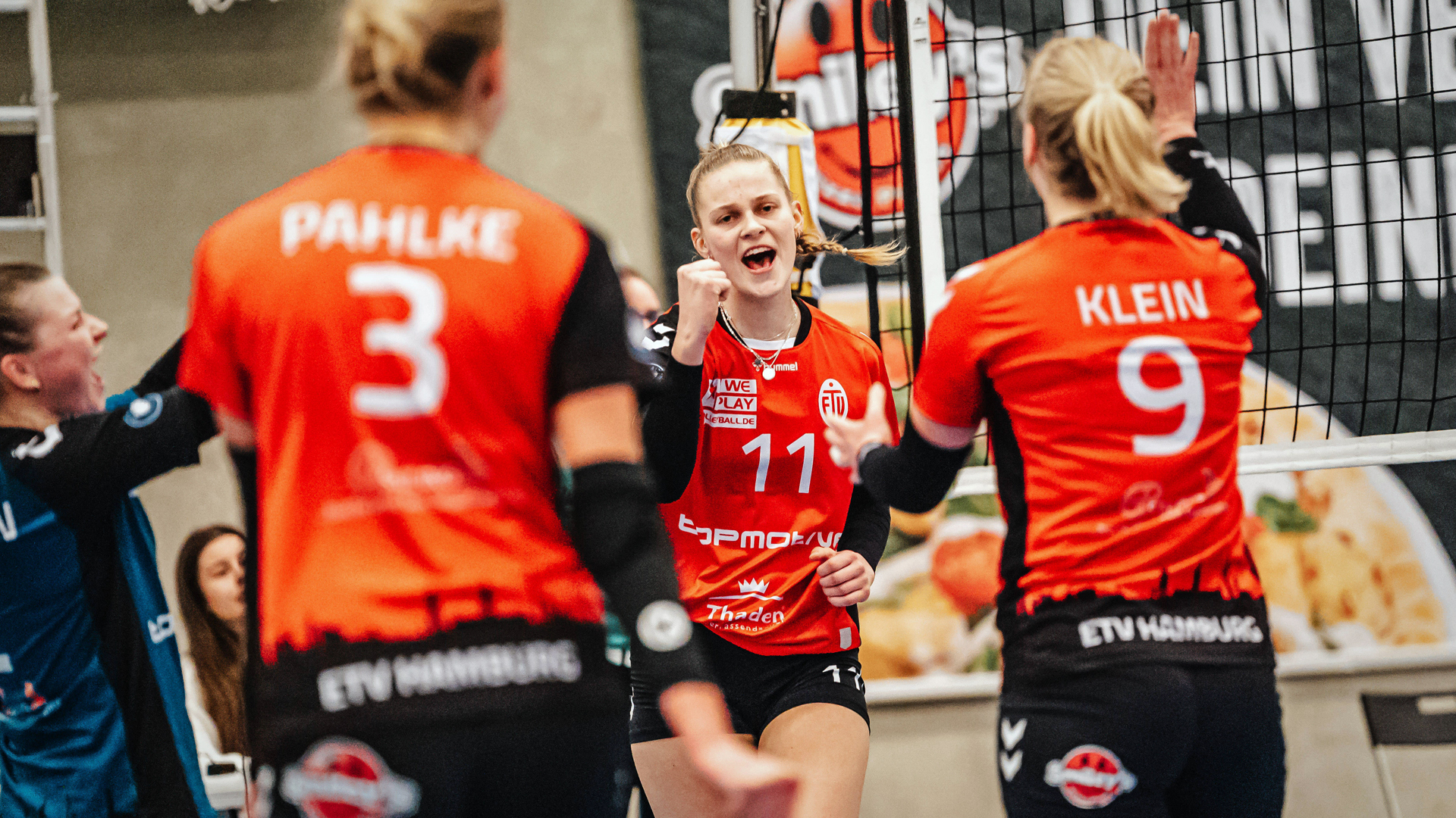Jubel bei den Volleyballerinnen des ETV Hamburg. © IMAGO / Justus Stegemann 