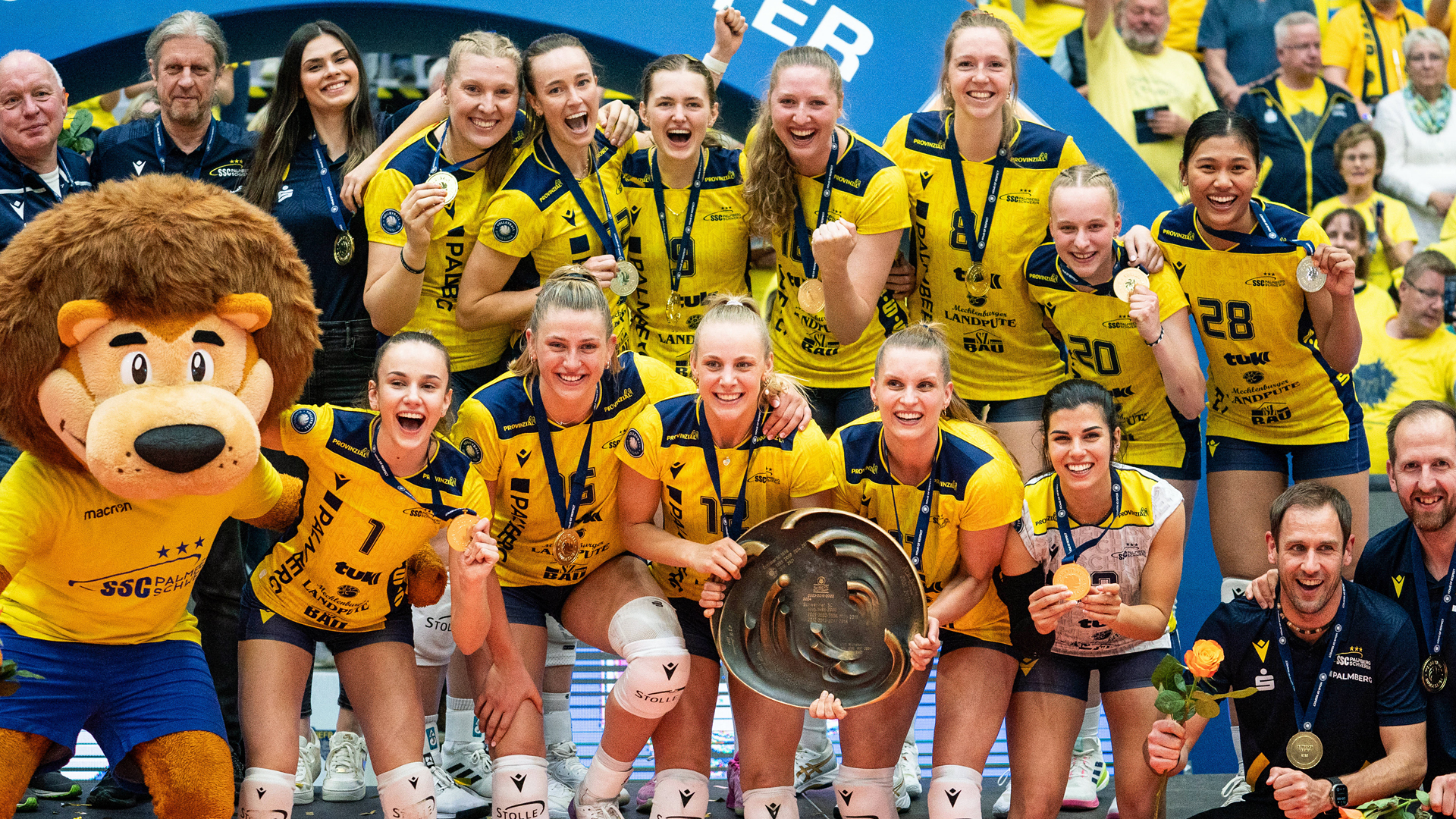 Das Team von SSC Palmberg Schwerin feiert den Gewinn der Deutschen Meisterschaft © Imago Images 