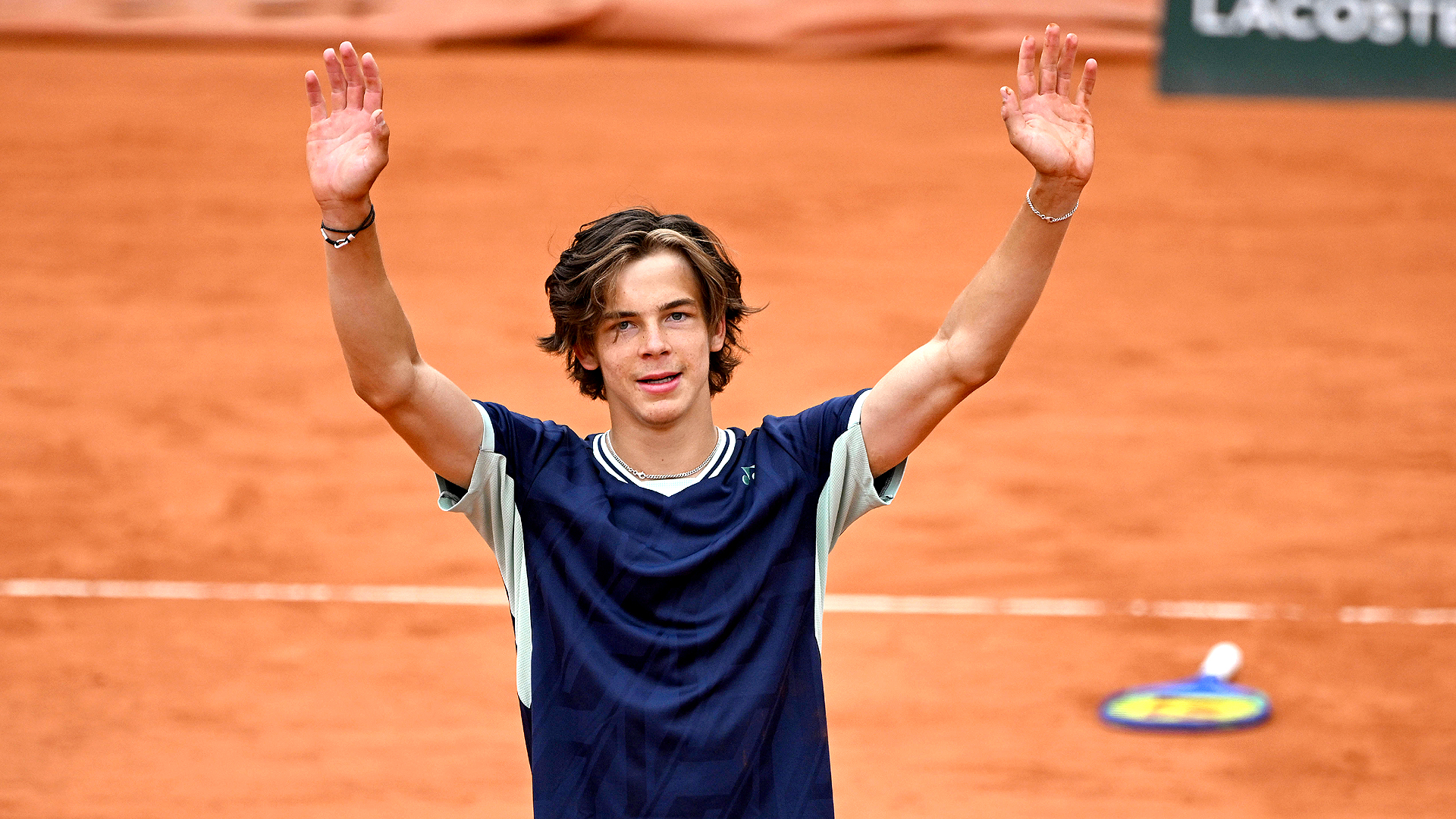 Niels McDonald jubelt über seinen Sieg bei den French Open der Junioren © IMAGO/Paul Zimmer 