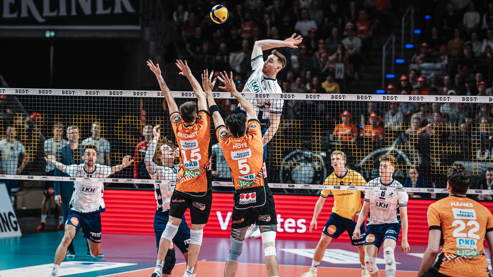 Simon Torwie ( 1 SVG Lüneburg) gegen den Block von Moritz Reichert ( 15 BERLIN RECYCLING Volleys) © imago images 
