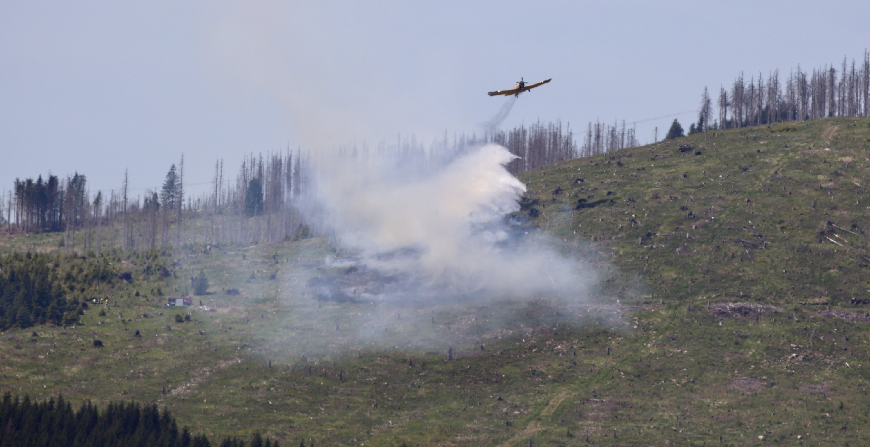 Löschflugzeug überliegt Brand im Harz © dpa 